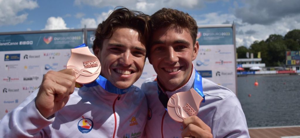 Pablo Martínez and Cayetano García, both from UCAM Murcia Canoeing, with the bronze medal won at the World Championship (Photo: RFEP)