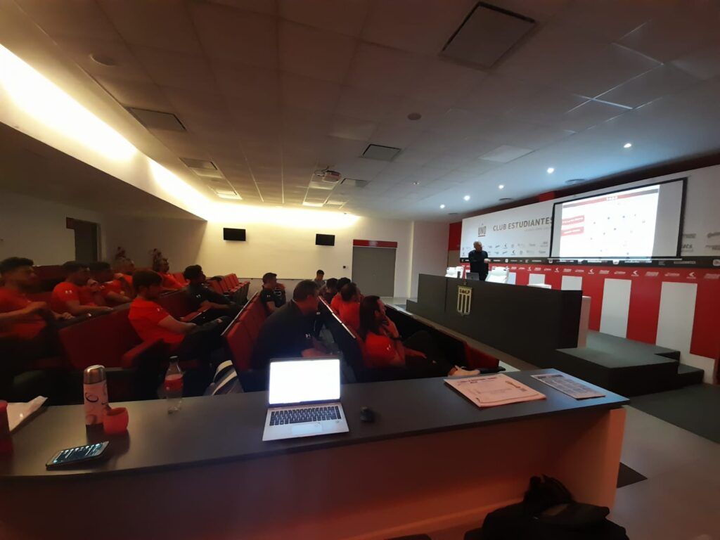 Cátedra Deportiva training session in a football club lecture room